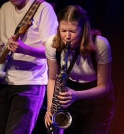 Bilde av Amanda som spille sax